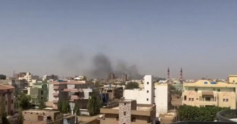 У Судані під час спроби держперевороту загорівся літак українського лоукостера SkyUp: що про це відомо