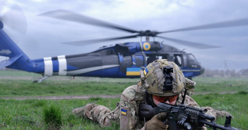 Вже працює на фронті: у розвідці показали відео роботи гелікоптера Black Hawk
