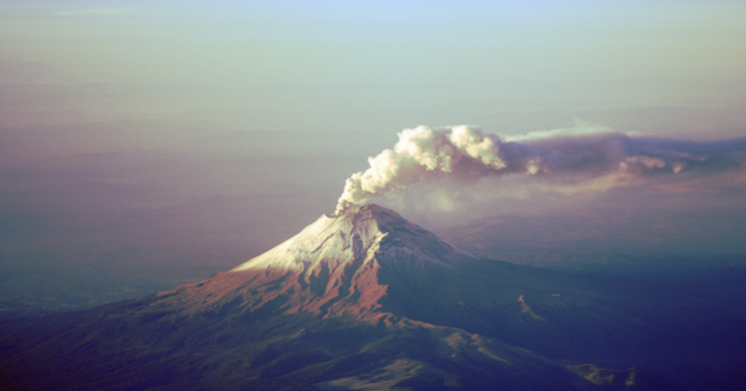 У Мексиці прокинувся один з найбільш активних вулканів світу: відео стихії