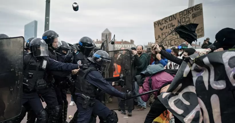 У Франції спалахнули нові стихійні протести: Макрон звернувся до мітингувальників