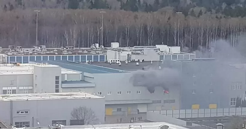 У росії на заводі спалахнула масштабна пожежа