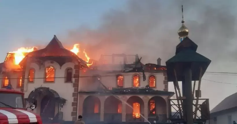 На Буковині підпалили храм УПЦ МП: поліція затримала палія (відео)