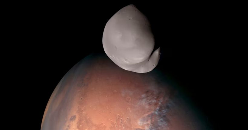 Космічний апарат ОАЕ надіслав знімки меншого супутника Марса крупним планом