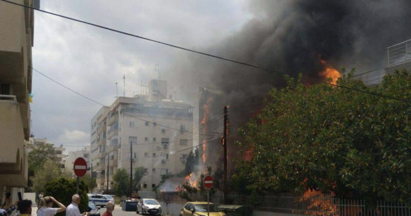 На Кіпрі загорівся російський культурний центр: вогонь вже охопив весь дах будівлі