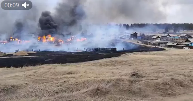 На російському Уралі частково згоріло селище: у ДСНС показали наслідки
