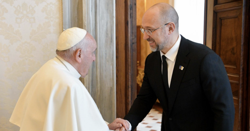 Шмигаль зустрівся у Ватикані з Папою Римським і запросив його в Україну