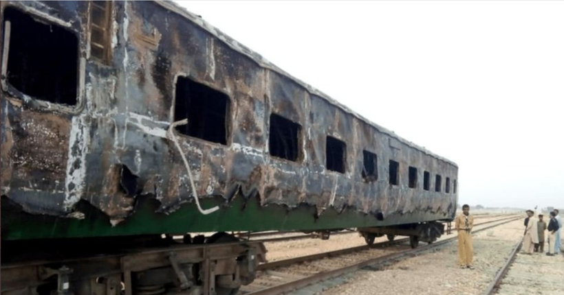 В Пакистані на ходу загорівся пасажирський поїзд: семеро людей загинуло (ВІДЕО)
