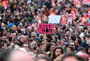 У Франції спалахнули нові протести на День праці: мітингувальники звертаються до влади