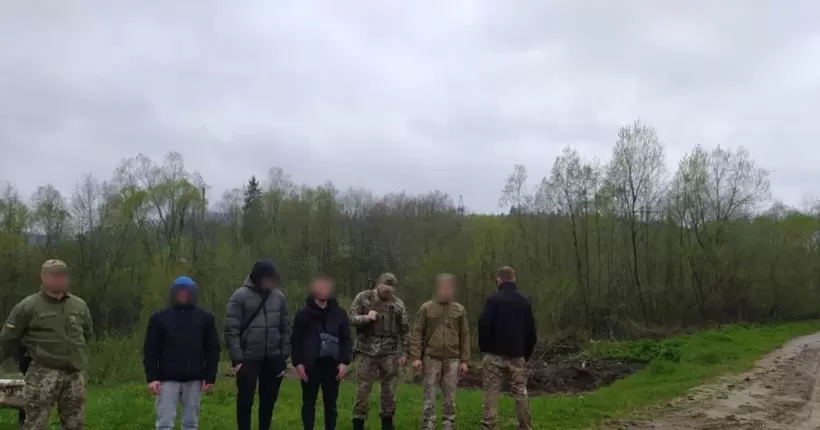 На Львівщині прикордонники шістьох чоловіків, які намагалися перетнути кордон