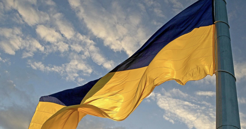 Російський депутат отримав на горіхи від українця, бо вирвав з його рук прапор України. Відео