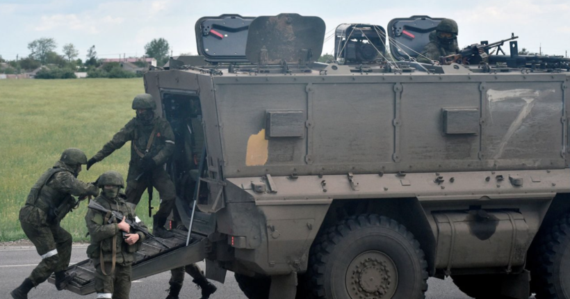 Намагаються вивезти награбоване: вантажівки окупантів утворили великий затор на виїзд в Крим