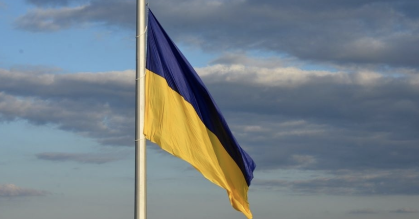 Вся Україна пишається вчинком: в окупованому Маріуполі чоловік посеред вулиці розгорнув прапор України