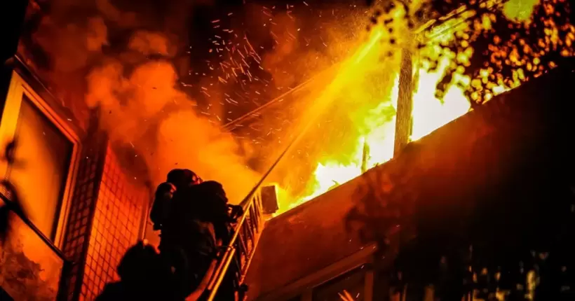 У Кривому Розі спалахнула пожежа в багатоквартирному будинку: є жертви