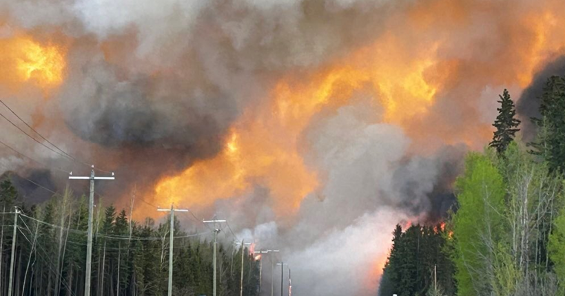 Лісові пожежі в Канаді зупинили виробництво нафти та газу: на взяття вогню під контроль підуть місяці