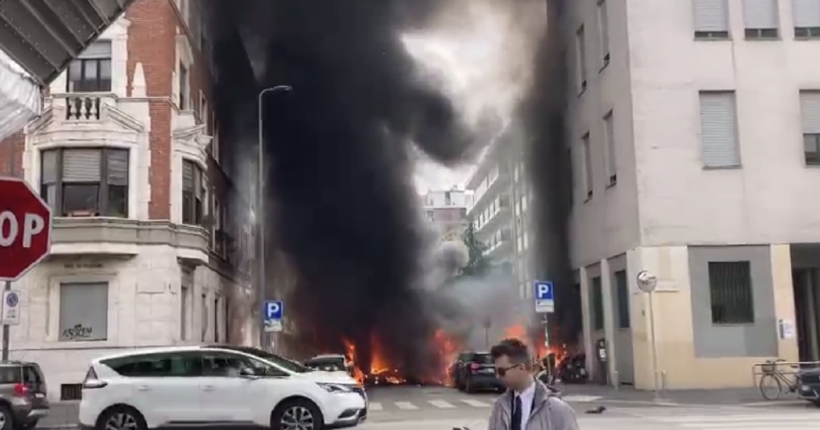 У центрі Мілана пролунав вибух: пожежа охопила припарковані автомобілі