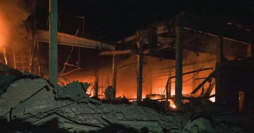 Наслідки атаки росіян по Тернополю – ліквідація пожежі ще триває (ФОТО)