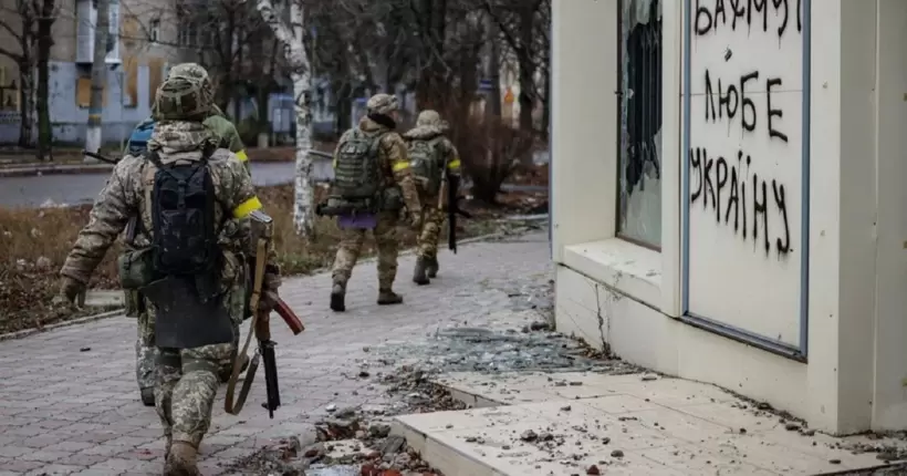 Українські військові за день захопили понад десять ворожих позицій під Бахмутом, - Міноборони