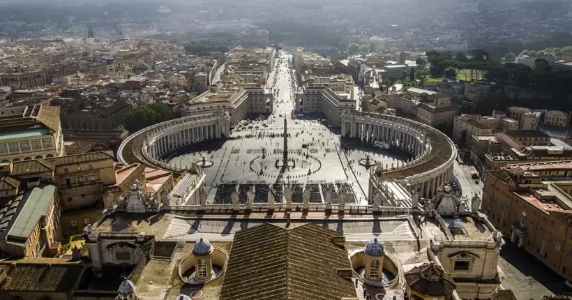 Невідомий чоловік на авто прорвався через ворота Ватикану: поліції довелось стріляти