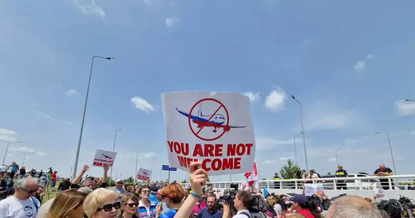 Not Welcome: перший рейс із Москви в Тбілісі зустріли масовими протестами