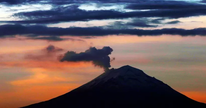 У Мексиці вулкан знову вивергає величезні стовпи диму