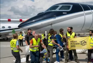 У Женеві кліматичні активісти зірвали найбільшу в Європі виставку приватних літаків