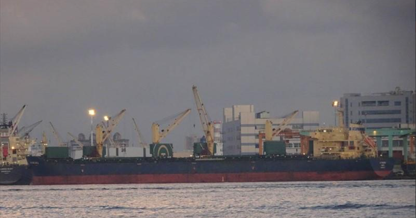 Вантажний корабель сів на мілину в Суецькому каналі: що відомо наразі (ОНОВЛЕНО)