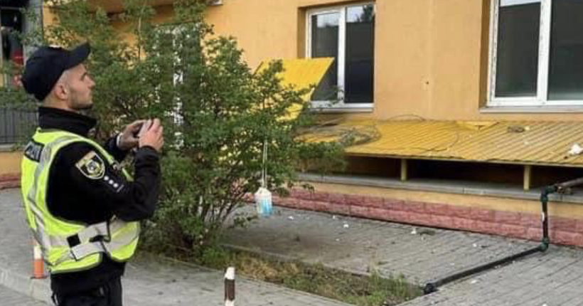 Пошкоджено будинки та квартири, є постраждалі: в поліції показали наслідки нічної атаки рф на Київщину. Фото