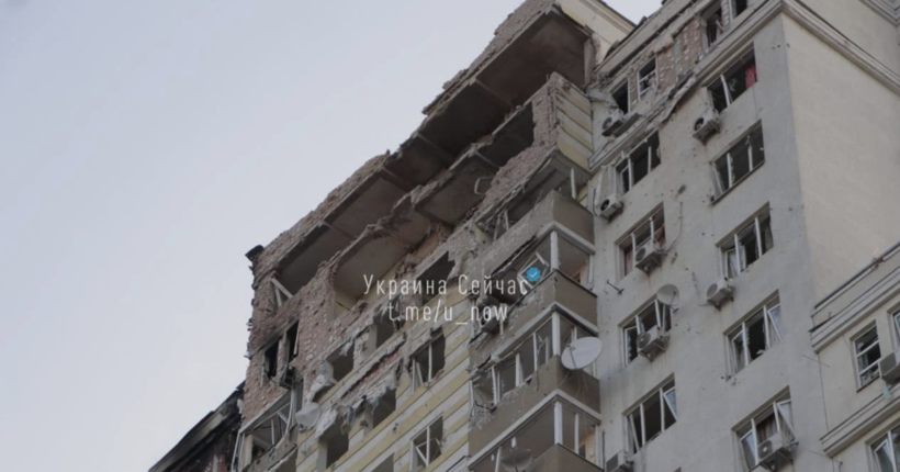 Нічна атака дронів на Київ: що відбувається на місці влучання уламків у багатоповерхівку