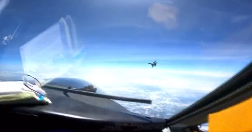 Агресивні маневри: китайський винищувач пролетів прямо перед носом військового літака США, - Пентагон (ВІДЕО)