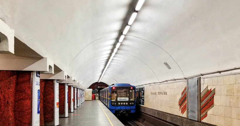 У Києві частково зупинилася одна з ліній метро: під потяг потрапила людина