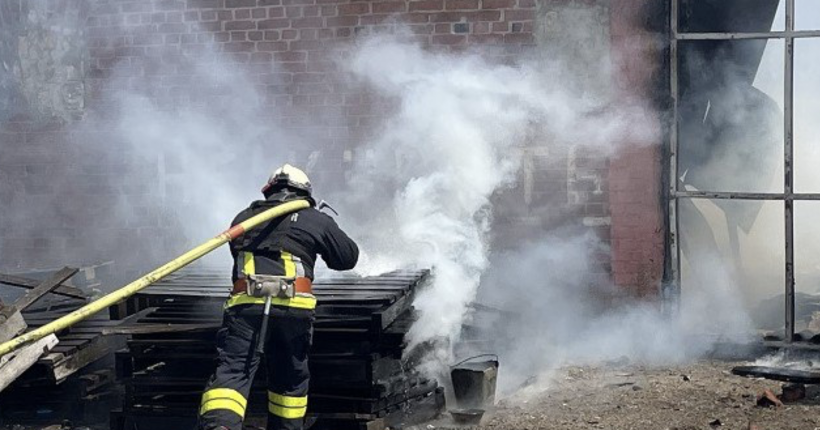 На Сумщині рятувальники, що ліквідували пожежу після ворожого обстрілу, потрапили під удар