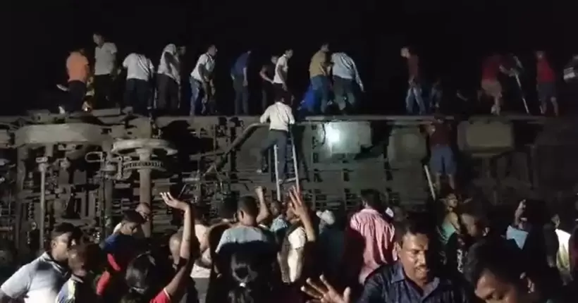 В Індії зіткнулися одразу три поїзди: 50 загиблих і 350 поранених