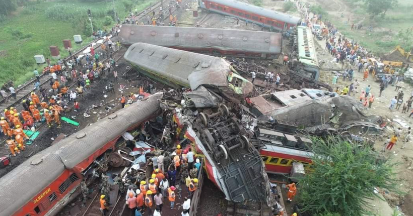 Число загиблих при зіткненні поїздів в Індії наближається до 300, ще 850 осіб поранено
