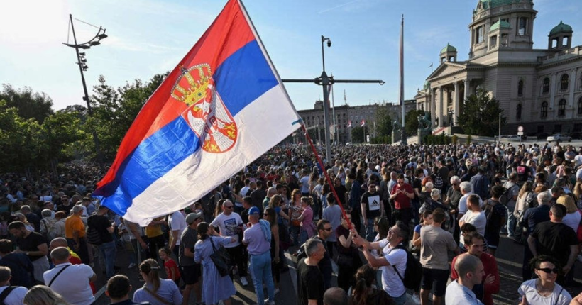У Сербії десятки тисяч людей уп’яте вийшли на протест: чого вимагають