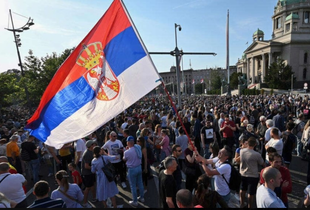 У Сербії десятки тисяч людей уп’яте вийшли на протест: чого вимагають