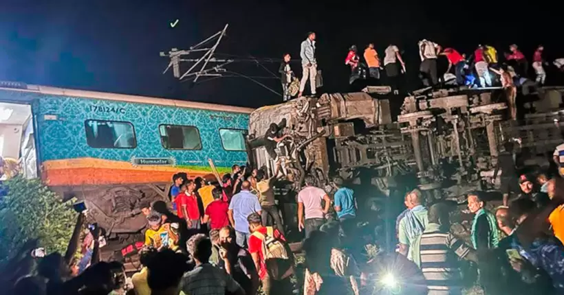 В Індії назвали причину зіткнення потягів, через що загинули сотні людей
