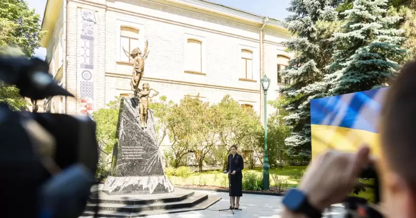 У Харкові Зеленська взяла участь у відкритті пам'ятника дітям, які загинули через війну