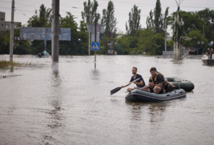 Окупанти вдарили по Херсону під час евакуації: постраждали вісім осіб