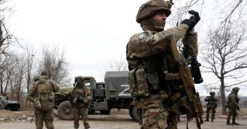 Прикриваються цивільними: окупанти розселяють евакуйованих з Херсонщини людей серед військових