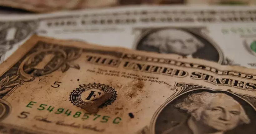 Старі та потерті гривневі та доларові банкноти: як їх мають приймати та обмінювати