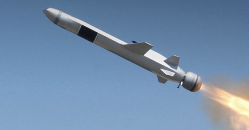 Військовий в ефірі показав шматок російської крилатої ракети з передової з деталями з AliExpress. Відео