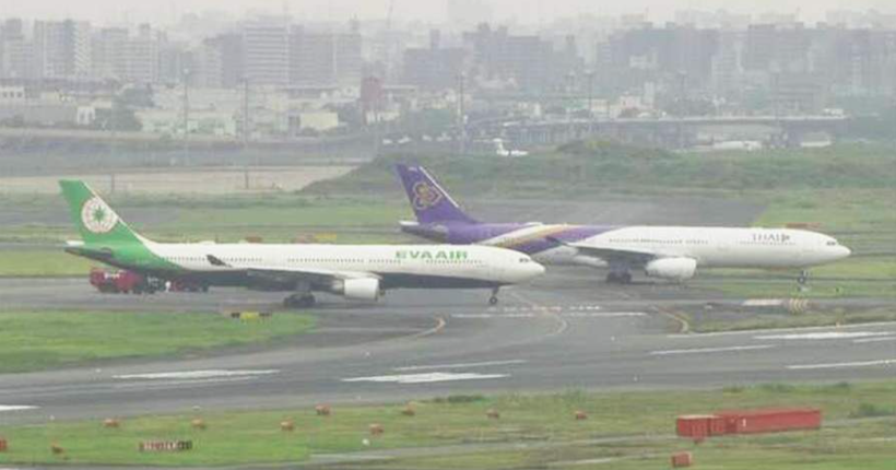 В аеропорту Токіо на злітно-посадковій смузі не  розминулись два літаки (ВІДЕО)