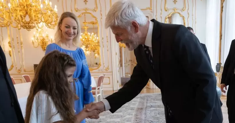 Цькували однокласники: президент Чехії зустрівся з маленькою українкою