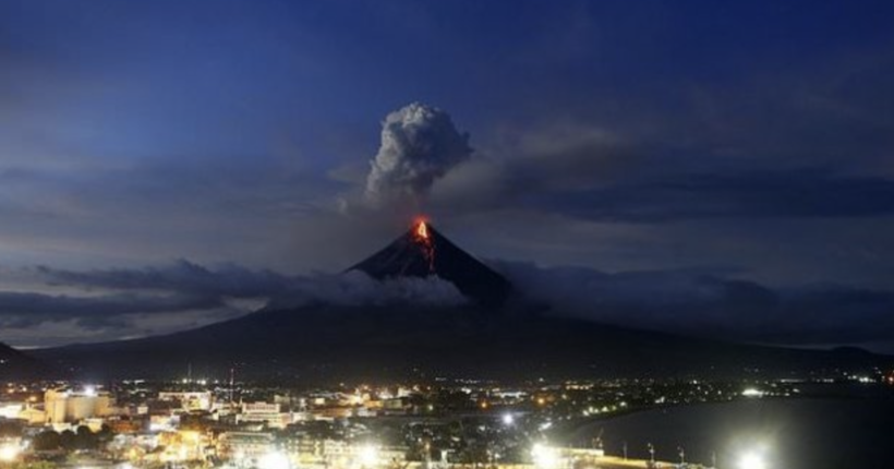 Загрожує розпечена лава та каміння: на Філіппінах через виверження вулкана евакуювали близько 13 тисяч людей