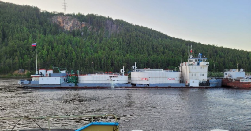 В Іркутській області рф на річці Лєна не розминулись два танкери: стався вилив палива (ВІДЕО)