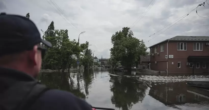 Рівень води знижується, а у місто повертають світло: актуальна ситуація у Херсоні після теракту