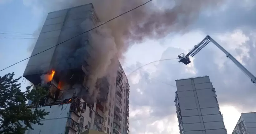 У Києві в багатоповерхівці стався вибух: чотири квартири зруйновано (фото та відео)