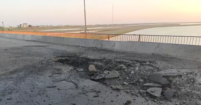 По Чонгарському мосту, що веде у Крим, вночі було завдано удару (фото)