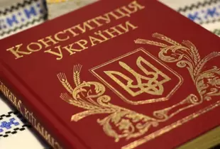 Що треба знати про День Конституції України: історія, цікаві факти й святкування в умовах війни