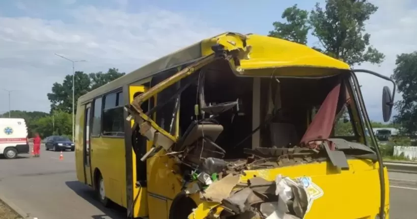 У Вінниці автобус потрапив у ДТП: 15 людей постраждали